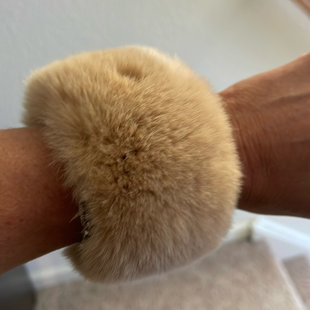 Real Rex for Cuffs. Open and close easily. For smaller wrist
